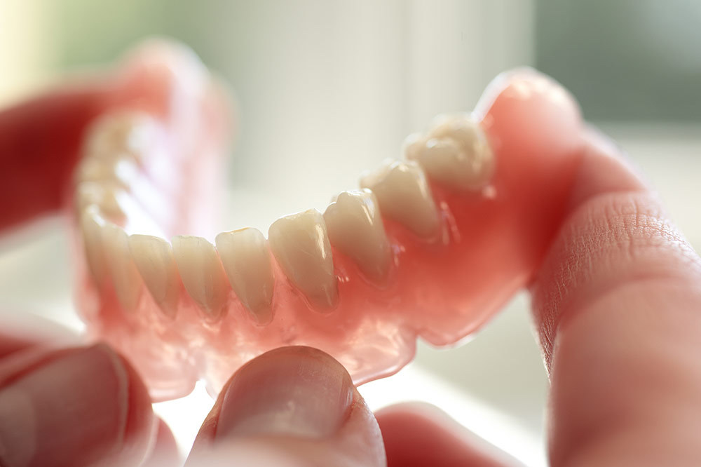 ¿Puede actualizar su dentadura postiza? - North Atlanta Odontología Estética